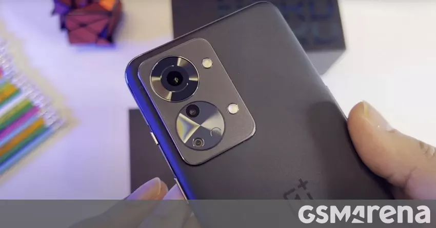 OnePlus Nord 2T vor dem Start auf Video ausgepackt