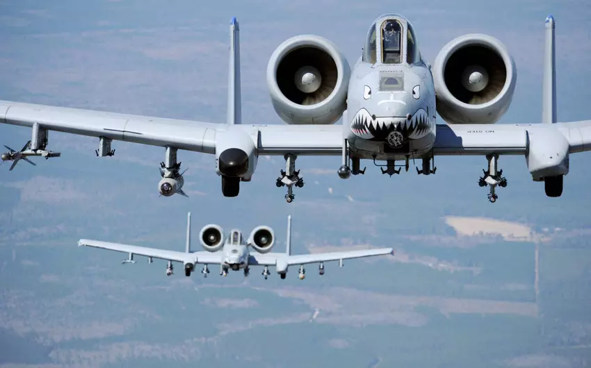 10 Flugzeuge des Typs A-10C Thunderbolt II treffen im Rahmen der Übung Air Defender 2023 als Teil der größten transatlantischen Luftbrücke in Europa ein