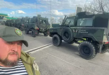 Britische Panzerfahrzeuge Alvis 4 mit Minenschutz ...