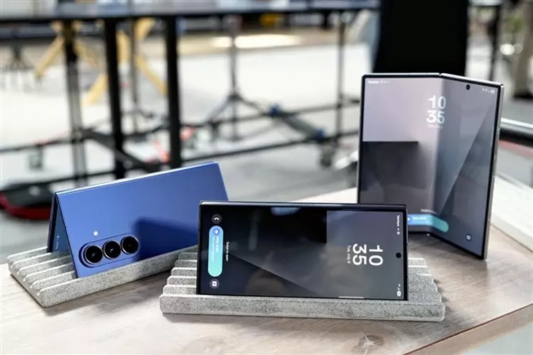 Samsungs neues faltbares Telefon: breiteres Display, ...