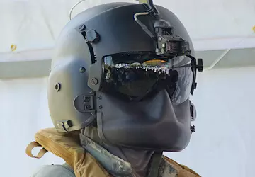 Der amerikanische Flughelm HGU-56/P hat einem ...