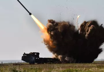 Russland hat die neuesten Tornado-S-Raketen mit ...