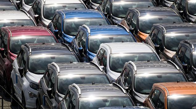 Tausende von Autos stecken im EU-Hafen ...