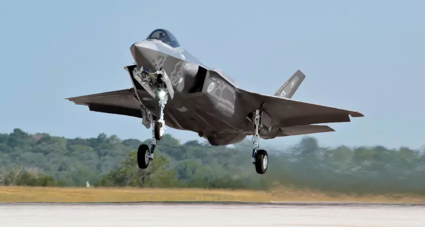 Die Tschechische Republik hat nach der Bestellung der F-35 Lightning II beschlossen, ein Zentrum für die Ausbildung von Piloten von Kampfflugzeugen der fünften Generation einzurichten