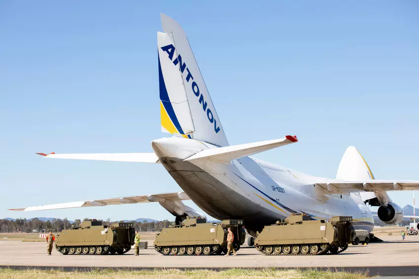 Australien schickte die erste Charge von verfolgten gepanzerten Personentransportern M113AS4 in die Ukraine