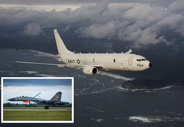 Chinesischer J-11-Kampfjet mit vier Luft-Luft-Raketen jagt ...