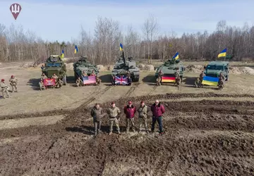 Ukrainische Fallschirmjäger erhalten britische Challenger 2-Panzer, ...