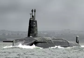 Die Briten benutzten Klebstoff, um den ...