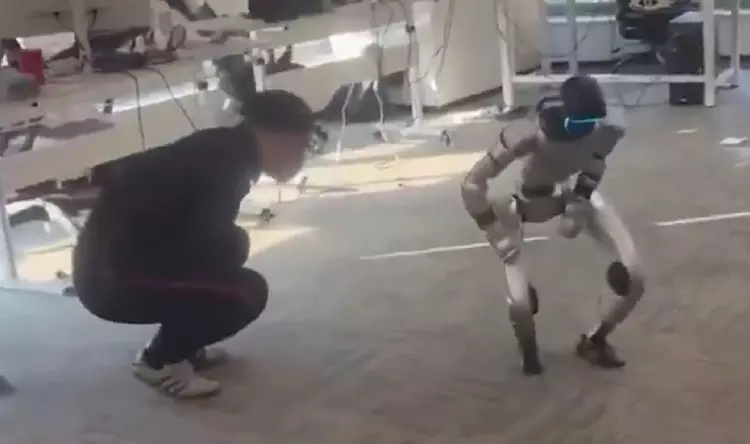 Ist das Rache? Humanoider Roboter Unitree ...