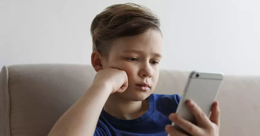 Es wird weniger Scheiße im Internet geben: Australien verabschiedet Gesetz, das Kindern unter 16 Jahren den Zugang zu sozialen Medien verbietet