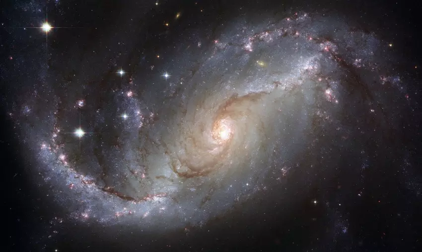 Wissenschaftler haben die widerlegte Hypothese der Lichtalterung, die besagt, dass das Universum seit fast 27 Milliarden Jahren existiert, erneut überprüft