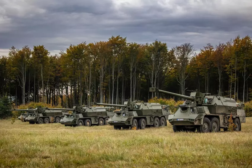 Die Ukraine will 11 weitere Zuzana 2 SAUs kaufen, von denen eine 7.000.000 € kostet und bis zu 40 km weit feuern kann.