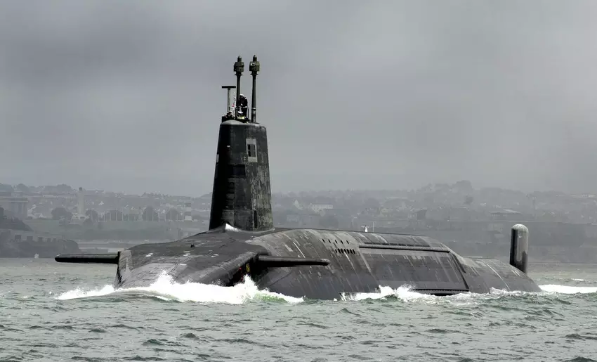 Die Briten benutzten Klebstoff, um den atomgetriebenen Trident-Kreuzer HMS Vanguard zu reparieren, der ballistische Raketen mit Nuklearspitzen tragen kann