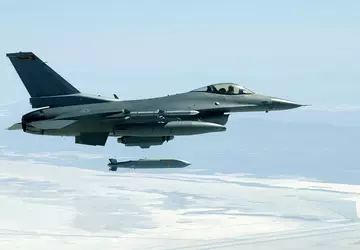 USA liefern JSOW-Bomben für F-16 an ...