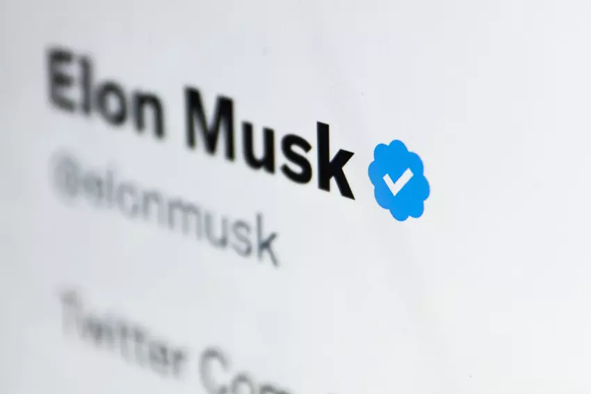 Twitter vergibt "blaue Häkchen" an alle für 8 Dollar: Gefälschte Prominente "übernahmen" das soziale Netzwerk, sogar Musk wurde "gehackt"