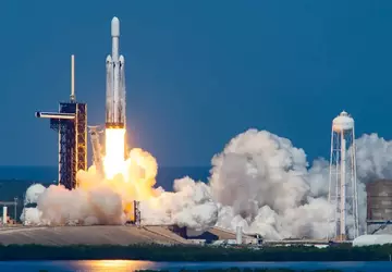 SpaceX startet Falcon Heavy nach 18 ...