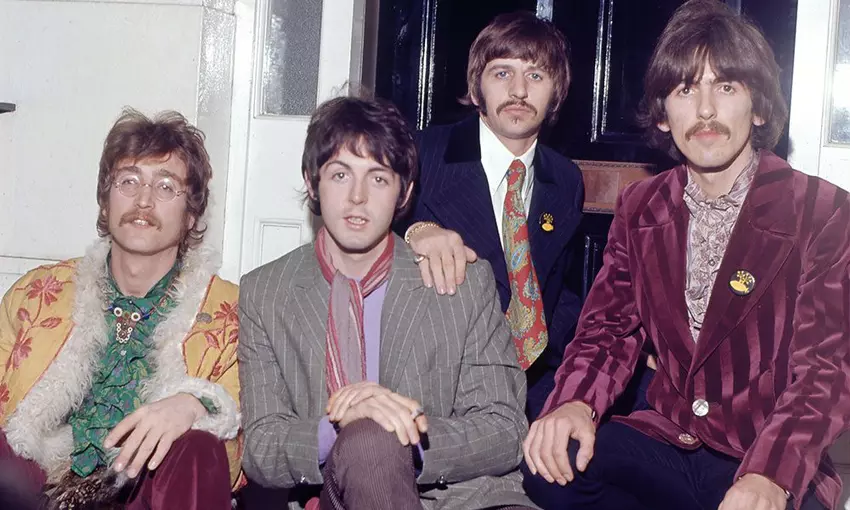 Die Beatles werden für einen Grammy nominiert für den Song "Now and Then", den Paul McCartney mit Hilfe von KI auf der Grundlage von Lennons Demo aus dem Jahr 1978 erstellt hat.