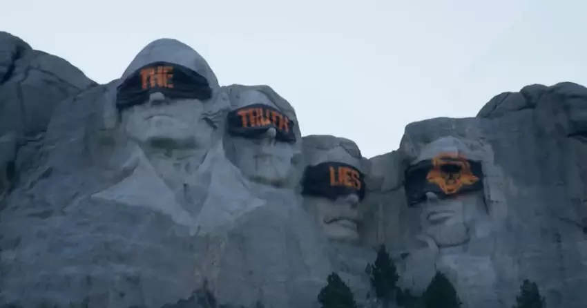 "Die Wahrheit ist eine Lüge": Das offizielle Logo des Spiels ist in der Call of Duty: Black Ops 6 gewidmeten Zeitung zu sehen.