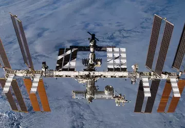 Einige Trümmerteile der Internationalen Raumstation fallen ...