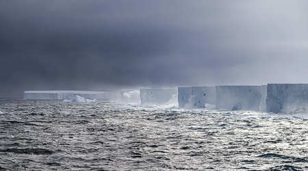 Der größte Eisberg der Welt mit einer Fläche von 4 000 Kilometern sitzt fest und dreht sich um eine Ozeanfalle