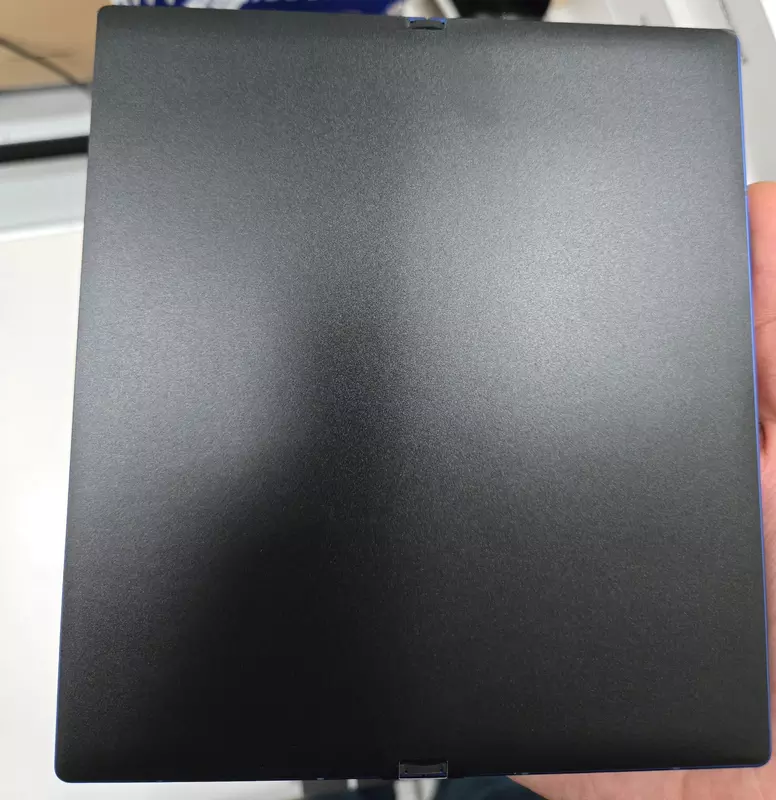 Hauptbildschirm des Galaxy Z Fold 7 unter der Folie