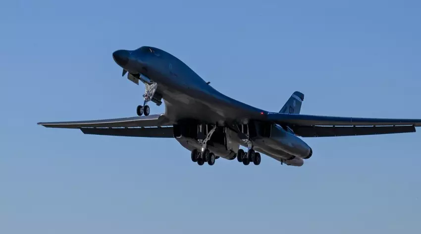 Die USA haben zwei Gruppen von strategischen Überschallbombern des Typs B-1B Lancer in das Vereinigte Königreich entsandt
