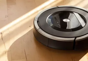 Ein Staubsauger-Roboter ist aus einem Hotel ...