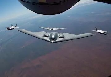 Die USA schicken B-2 Spirit Tarnkappenbomber ...