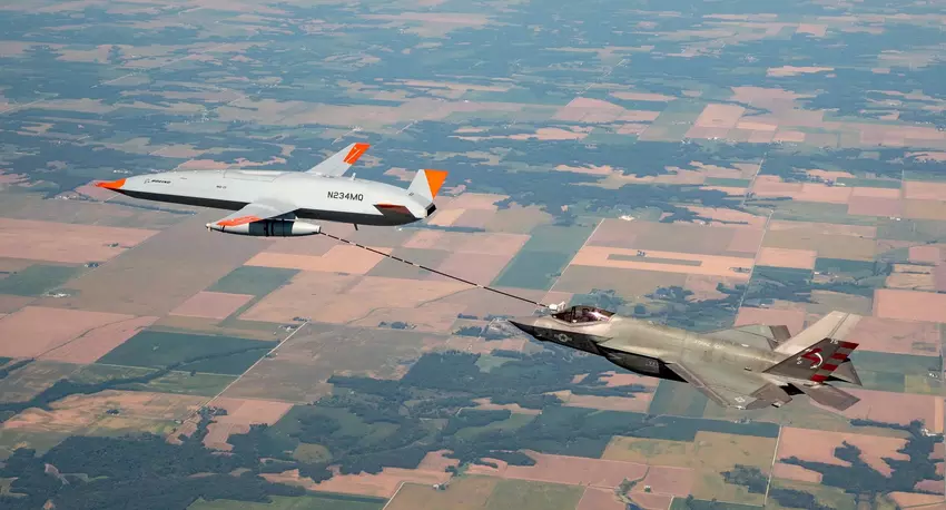 Boeing hat die erste Serienversion des unbemannten Luftbetankungsfahrzeugs MQ-25 Stingray für den Flugzeugträger USS Theodore Roosevelt der US Navy vorgestellt.