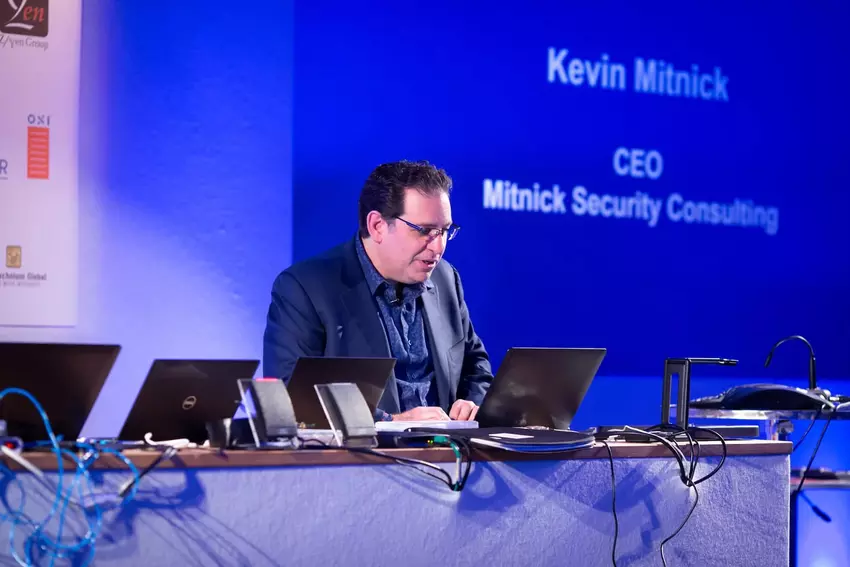 Kevin Mitnick hält eine Rede auf der Veranstaltung "Cyber Intrusion".