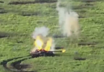 Ukrainische FPV-Drohne zündet russischen T-80BV-Panzer von ...
