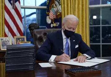 Senatoren fordern Biden auf, Honor auf ...