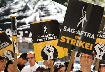 Schauspieler, die an der Produktion von ...