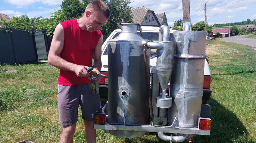 Der Ukrainer hat das Auto wegen Kraftstoffmangel auf Brennholz umgestellt