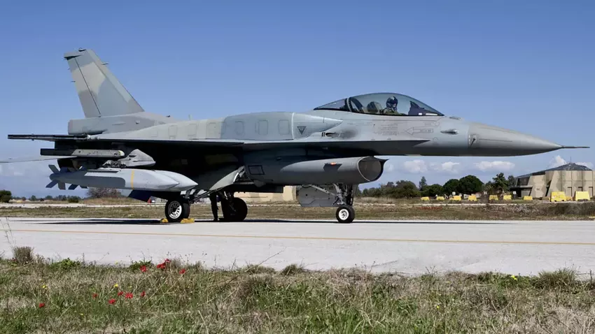 Griechischer F-16-Kampfjet mit AGM-154 JSOW-Bomben