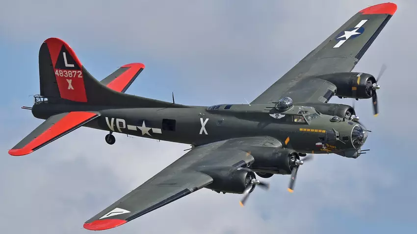 Ein schwerer Bomber vom Typ B-17 Flying Fortress kollidierte mit einer P-63 Kingcobra bei der Wings Over Dallas WWII Air Show