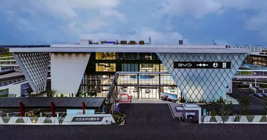 BYD hat einen Autothemenpark mit einer Strecke, Dünen und einem Pool für Geländewagen eröffnet