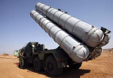 Drohnen beschießen das Boden-Luft-Raketensystem S-300 auf ...