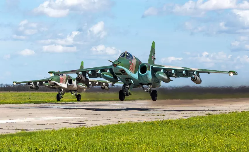 Russisches Kampfflugzeug Su-25 "Grach" hat sich auf der Krim nach einem missglückten Manöver spektakulär selbst zerstört (Video)