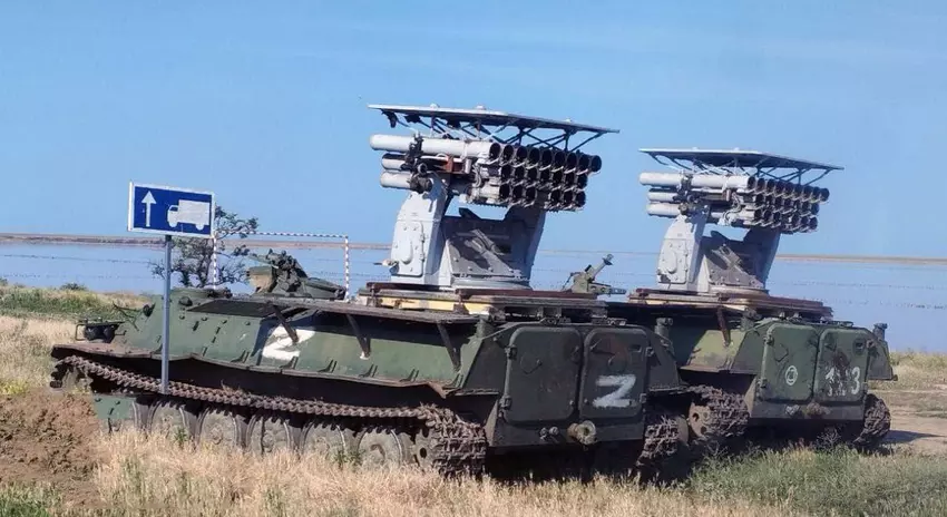 Ukrainische FPV-Drohnen treffen einen ungewöhnlichen russischen MT-LB-Panzertransporter mit einem A-22 Ogon-Schiffsabschussgerät