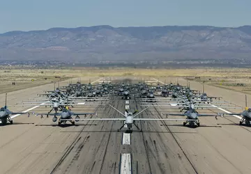 US-Luftwaffe hebt gleichzeitig 40 F-16 Fighting ...