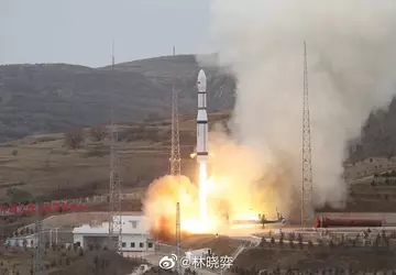 Chinas Rakete vom Typ Langer Marsch ...