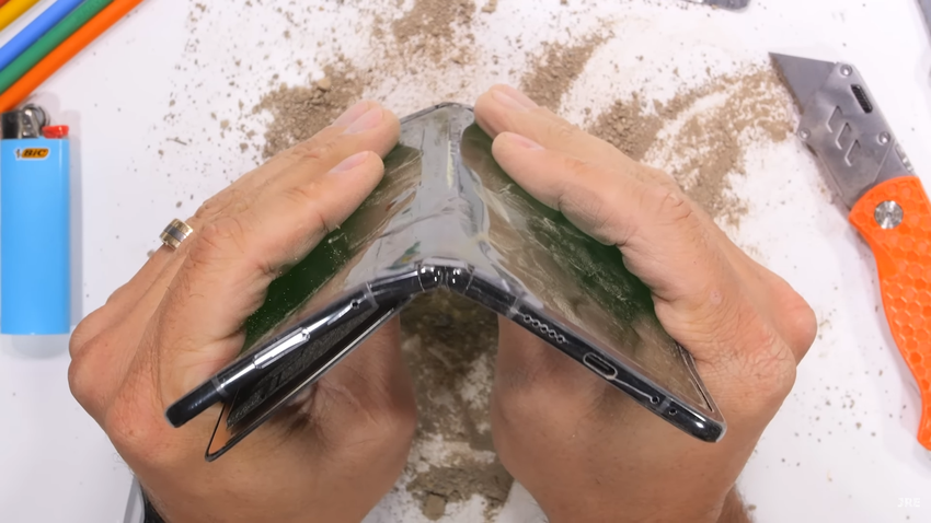 Angst vor Feuer und Biegen nach hinten: Das faltbare Smartphone Pixel Fold fällt im Härtetest mit einem Knall durch