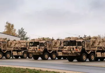 Raketen für IRIS-T SAMs, gepanzerte Fahrzeuge ...