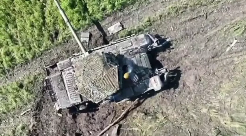 Ukrainische Drohne verbrennt russischen aufgerüsteten T-72B-Panzer mit einer F-1-Granate