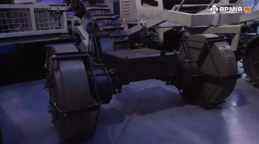 Ukrainische Ingenieure entwickeln eine Kamikaze-Drohne mit Minenrädern 