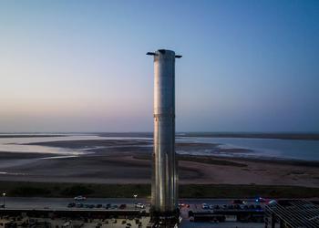 SpaceX rollte einen neuen Super Heavy ...