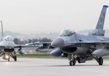 Die F-16 Fighting Falcon ist nach ...