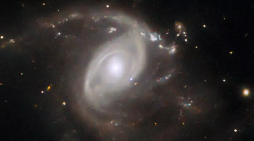 Das Hubble-Teleskop hat ein atemberaubendes Foto einer hellen Supernova in einer etwa 650 Millionen Lichtjahre entfernten Galaxie aufgenommen