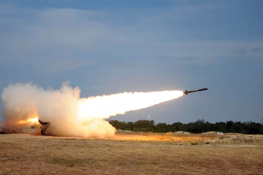 Sechs ukrainische HIMARS-Raketen feuern auf Stellungen der russischen Besatzer (Video)